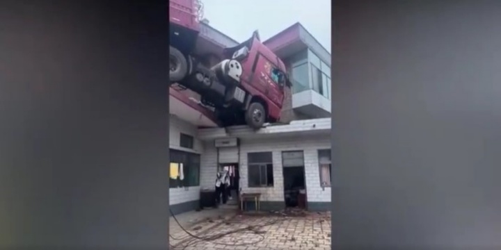 Mất lái, xe container bất ngờ 