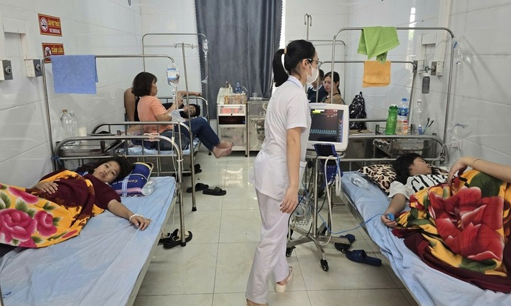 Vụ học sinh nhập viện sau khi uống nước miễn phí: Lấy mẫu gửi kiểm nghiệm