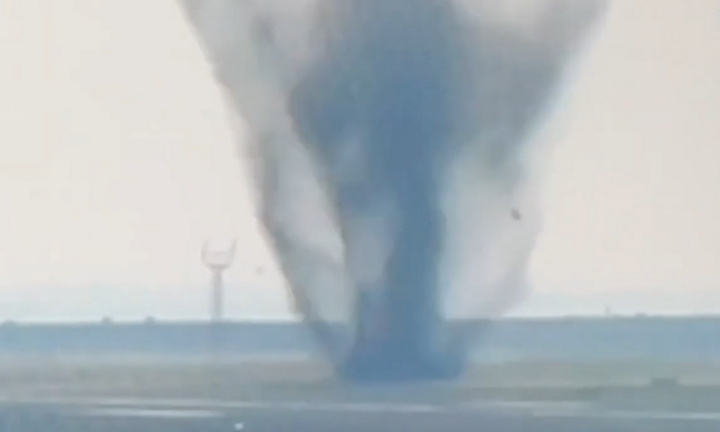 Clip: Khoảnh khắc nổ lớn tại sân bay ở Nhật, tạo thành hố sâu có đường kính 7m