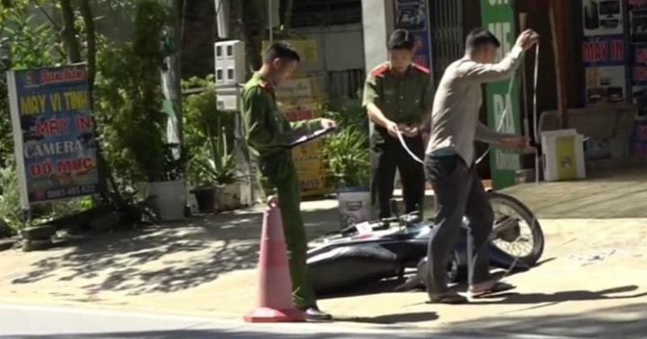 Nam sinh lớp 11 đi xe máy