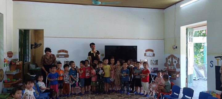 Người cha mất 3 con, tặng quà cho các bé mầm non Làng Nủ: 