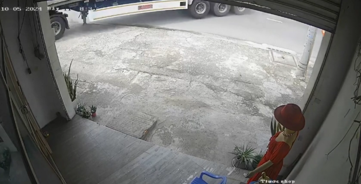 Clip: Camera ghi lại khoảnh khắc kinh hoàng container tông vào nhà dân ở TP.HCM