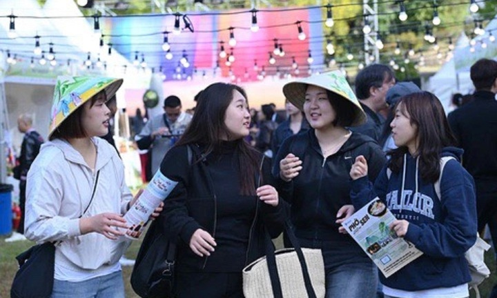 Phở Việt, hương sen tỏa ngát trong sắc thu Hàn