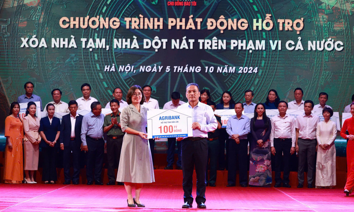 Agribank ủng hộ 100 tỷ đồng hưởng ứng đợt thi đua cao điểm hoàn thành xóa nhà tạm, nhà dột nát