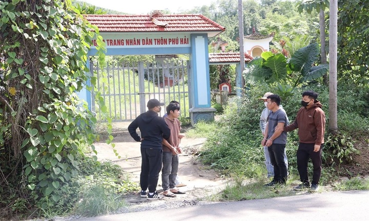 Bí mật của 2 thanh niên lén lút tại cổng nghĩa trang