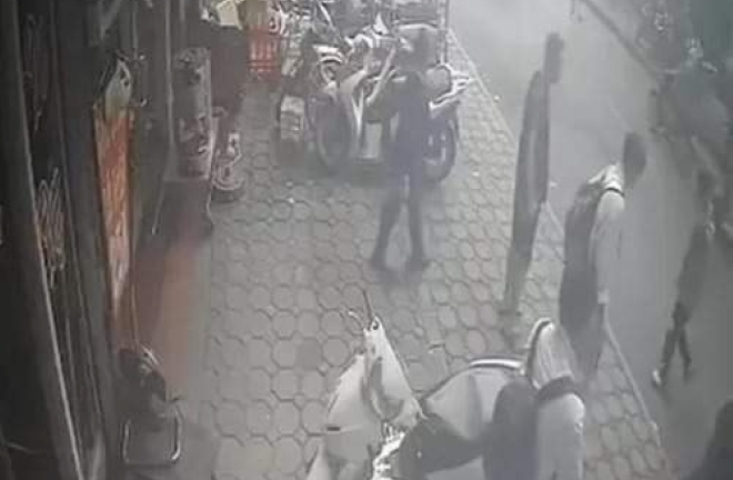 Clip: Nam sinh Hà Nội gặp cướp trên đường đi học về, bị hành hung đến nhập viện