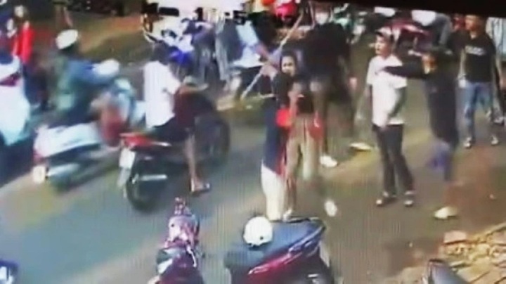 Hỗn chiến giữa phố, thanh niên bị đâm nhập viện: Camera ghi lại điều bất ngờ