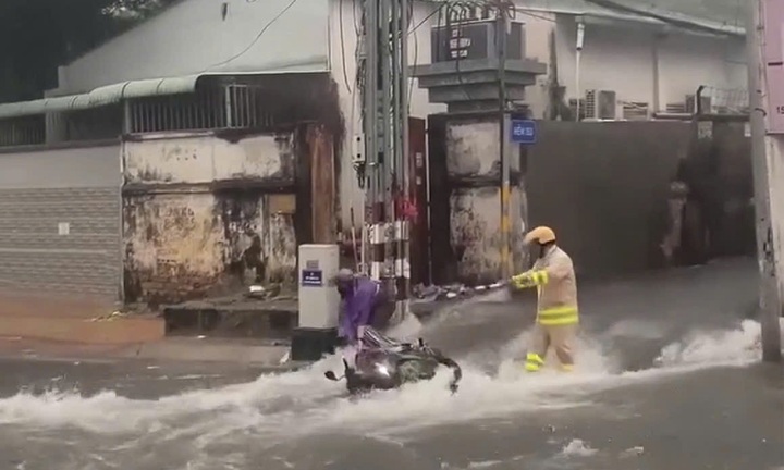 Clip: Mưa trắng trời tại TP.HCM, nước chảy ồ ạt như lũ quét, cuốn trôi cả xe máy