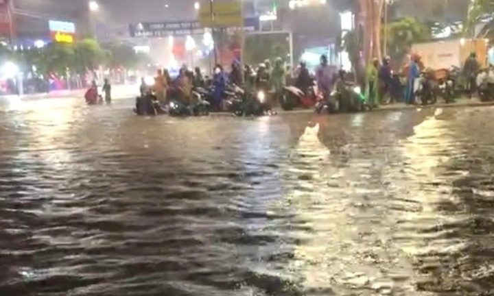 Clip: Mưa lớn biến Bình Phước thành