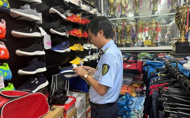 Hải Phòng: Tạm giữ hàng trăm sản phẩm giả mạo các nhãn hiệu nổi tiếng