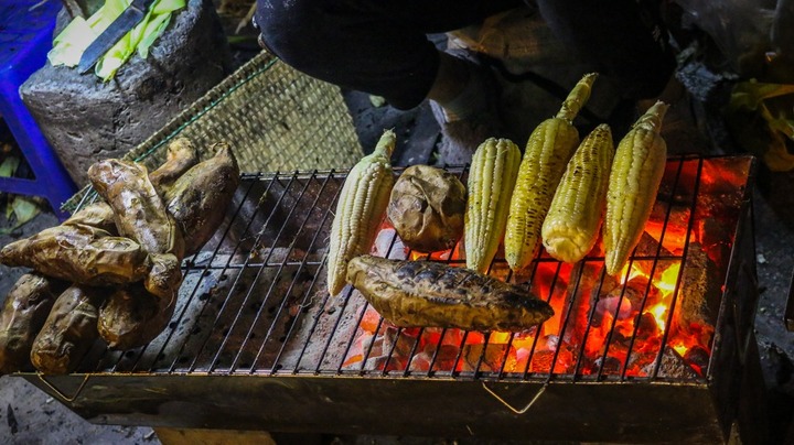 Khoai lang nướng thơm lừng ngày se lạnh nhưng ai không nên ăn?