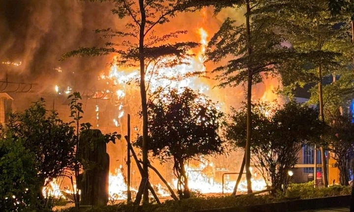 Lửa bùng lên trong đêm, bao trùm dãy nhà kho vật tư của Bệnh viện đa khoa Đức Giang 