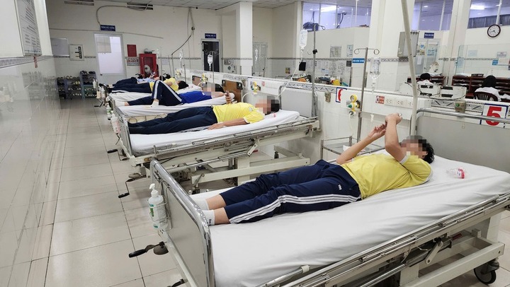 Vụ học sinh trường THPT ở TP.HCM nghi bị ngộ độc: Tạm dừng căng tin trường học