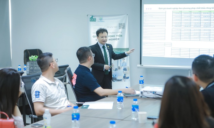 Người dân ồ ạt mua vàng khi giá đạt đỉnh: Chuyên gia tài chính nhận định gì?