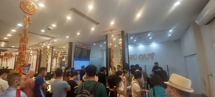 Cảnh tượng trái ngược trong ngày giá vàng nhẫn tăng cao, nhà vàng 