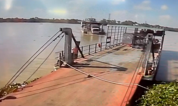 Ô tô tải bất ngờ rơi từ phà xuống sông Tiền, 3 người thoát nạn