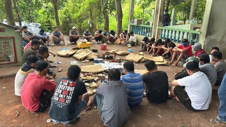 Lý do 35 người đàn ông tụ tập tại một khu mộ ở Vĩnh Long