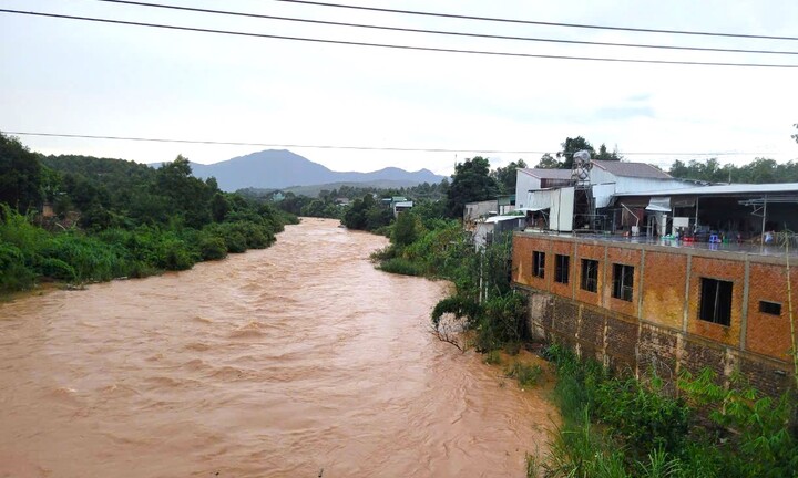 Rủ nhau bơi sông sau khi nhậu, nam thanh niên 19 tuổi bị nước cuốn mất tích 