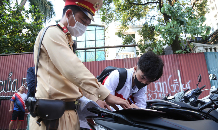 Gần 2.000 học sinh Hà Nội vi phạm giao thông, bị gửi giấy về trường 