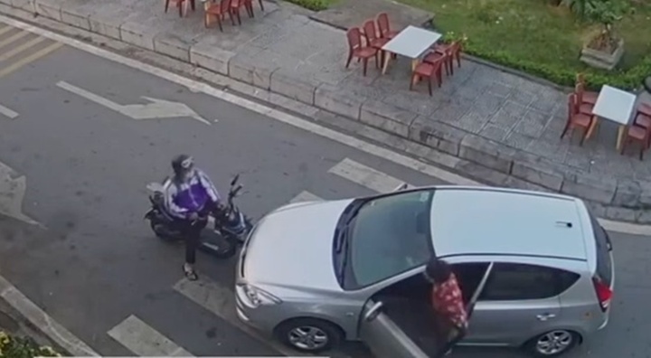 Clip: Học sinh bị hành hung dã man sau va chạm giao thông