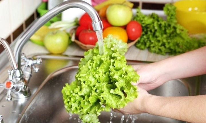 Có nên cắt nhỏ rau trước khi rửa?