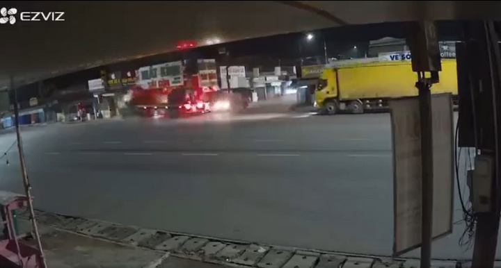 Clip: Khoảnh khắc kinh hoàng giữa đêm, container húc văng ô tô, san phẳng nhà dân