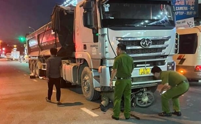 Tin tức tai nạn giao thông mới nhất ngày 20/10: Xe máy cuốn vào gầm xe đầu kéo