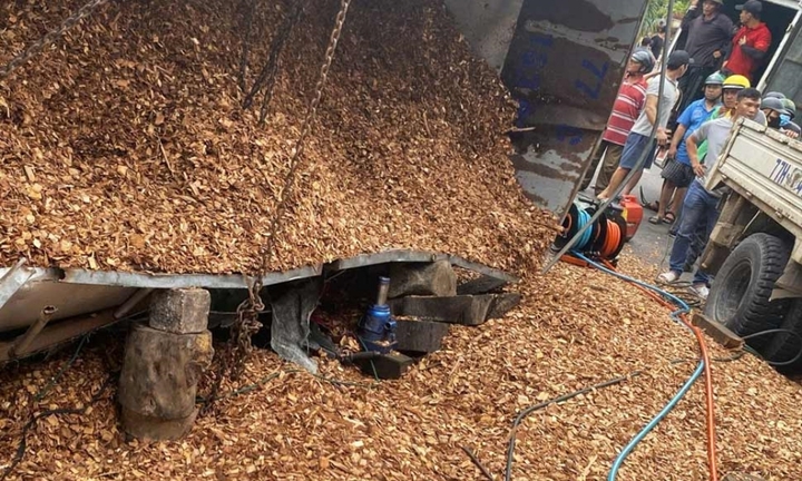 Vụ lật xe chở dăm gỗ, 3 người tử vong: Hiện trường thương tâm