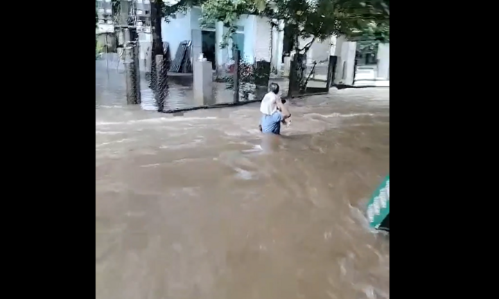 Clip: Rớt nước mắt hình ảnh người đàn ông để con ngồi lên vai, đi giữa dòng lũ xiết cao đến gần ngực