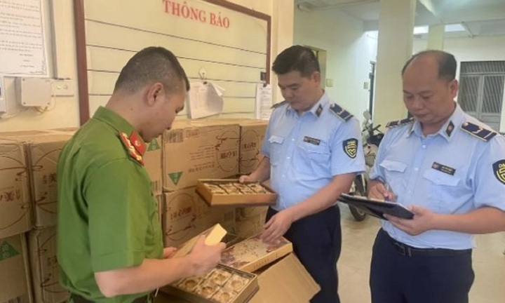 Lượng lớn bánh trung thu nhập lậu bị tiêu huỷ