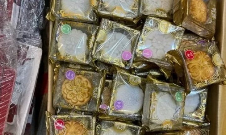 Xử lí 380 chiếc bánh trung thu nhập lậu