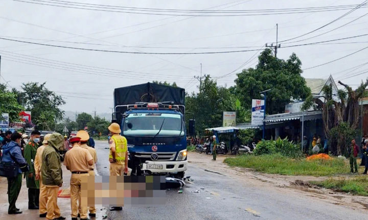 Va chạm giữa xe máy và xe tải, 2 bà cháu tử vong thương tâm