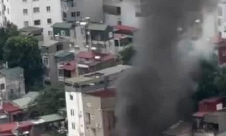 Hà Nội: Cháy cơ sở kinh doanh gỗ gần viện Nhi, nhiều tài sản bị thiêu rụi