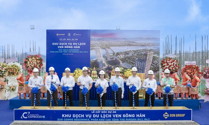 Bộ đôi tháp The Panoma bên sông Hàn, Đà Nẵng cất nóc sau hơn 1 năm thi công