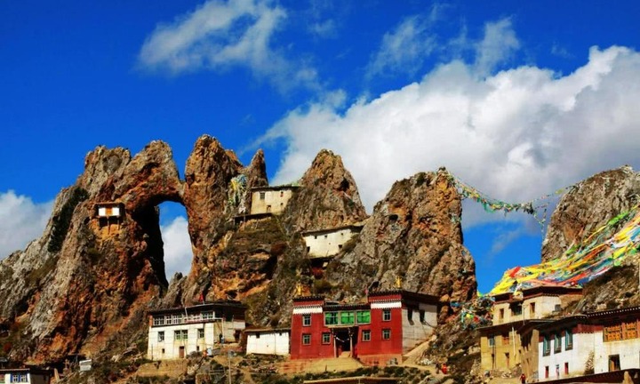 Bí ẩn ngôi chùa treo leo trên vách đá 4.800m, khung cảnh