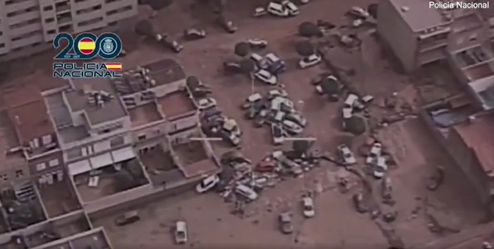 Clip: Drone ghi lại cảnh kinh hoàng sau lũ ở Tây Ban Nha, cảnh sát vật lộn tìm người trong biển bùn