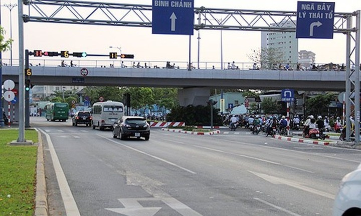 Có được dừng chờ đi thẳng ở làn có mũi tên vừa rẽ trái vừa đi thẳng không?