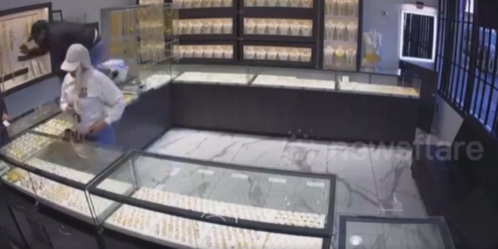 Clip: Tên cướp táo tợn lao vào 
