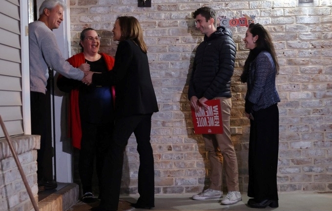 Bầu cử Tổng thống Mỹ 2024: Bà Harris đến tận nhà cử tri, gõ cửa kêu gọi ủng hộ