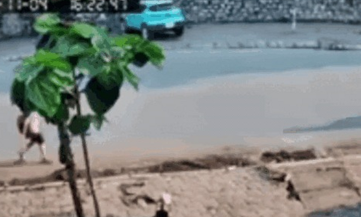 Clip: Kinh hoàng khoảnh khắc nữ tài xế hất văng bé trai đi bộ dưới lòng đường