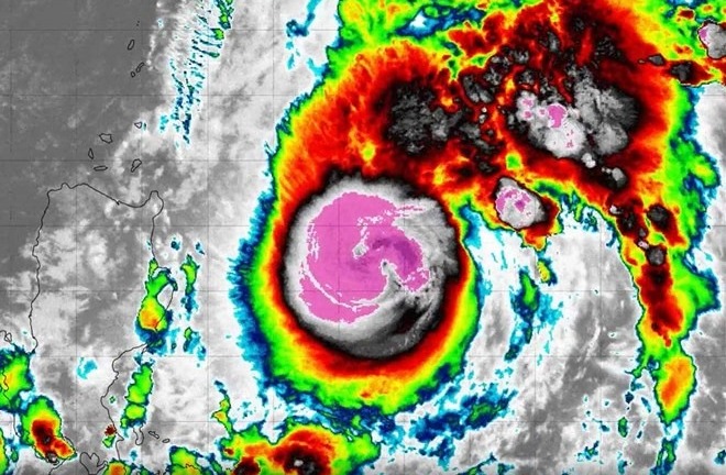Bão Yinxing mạnh lên cấp 13, đang hướng về Biển Đông