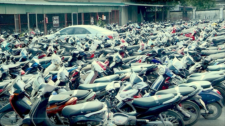 Bị giam xe máy 7 ngày tại Hà Nội mất bao nhiêu tiền?