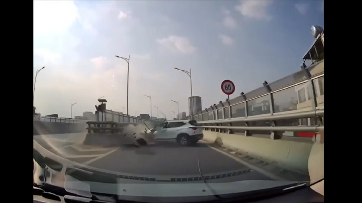 Clip: Thót tim pha va chạm kinh hoàng khiến xe hơi biến dạng trên vành đai 2