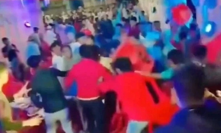 Clip: Quan khách hai họ lao vào đánh nhau loạn xạ giữa tiệc cưới vì lý do không thể ngờ