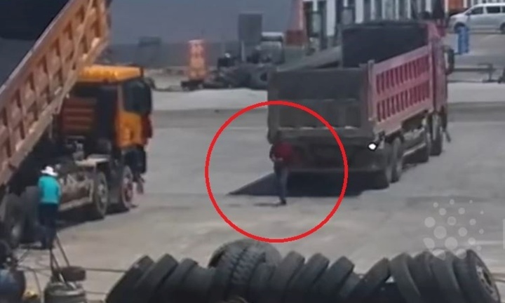 Clip: Người đi bộ sống sót thần kỳ sau khi bị xe tải cán qua