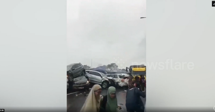 Clip: Xe tải mất lái như