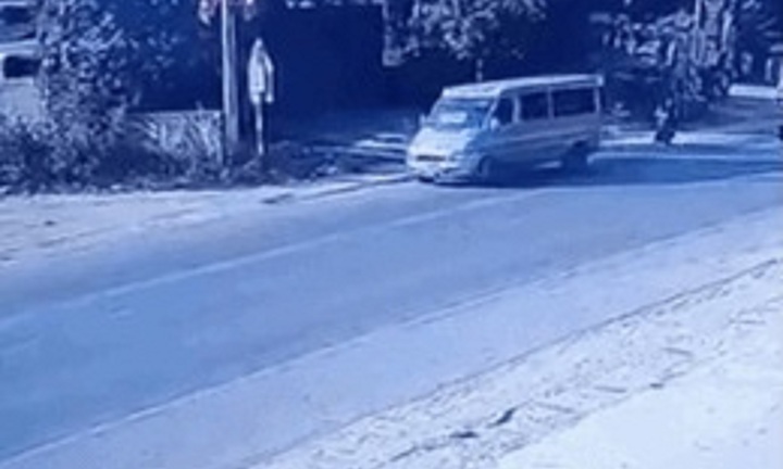 Clip: Kinh hãi khoảnh khắc người đàn ông đi xe máy bị xe tải tông trúng, kéo lê dẫn đến tử vong