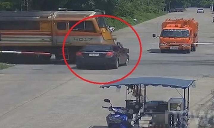 Clip: Rùng mình cảnh ô tô bị tàu hỏa đâm nát đầu, tài xế có thoát nạn?