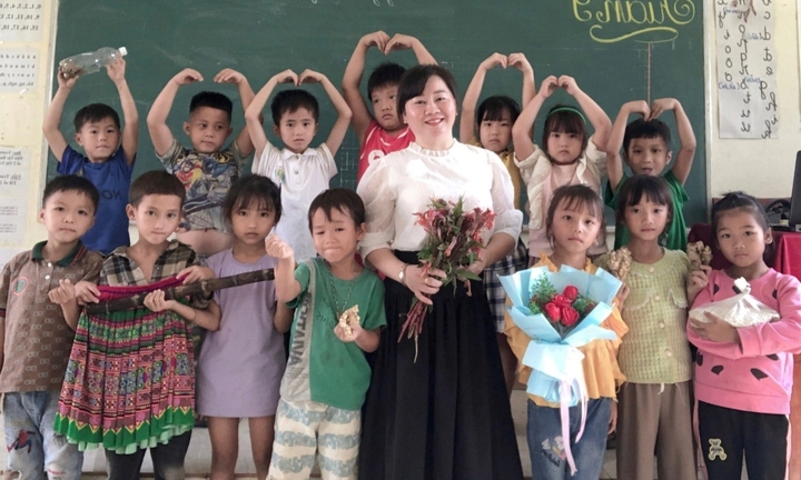 Chia sẻ xúc động của cô giáo trong clip học trò mang cua tặng cô hút hơn 16 triệu lượt xem