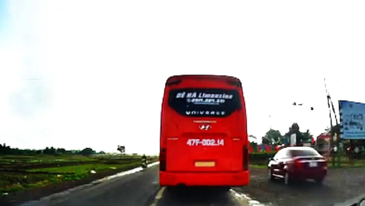 Clip: Xe khách giường nằm ngang nhiên dừng đón khách trên quốc lộ